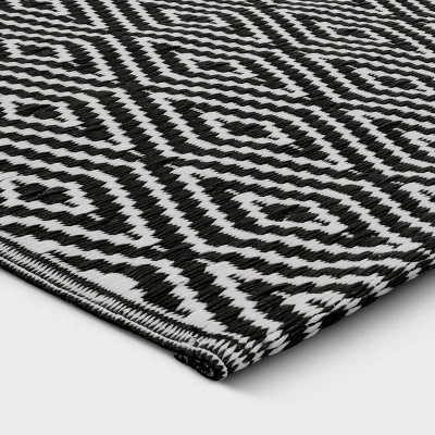 Reversible Diamond Indoor/Outdoor Rug - Room Essentials™